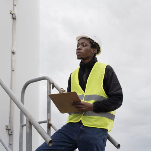 medium-shot-engineer-wearing-equipment medium-shot-engineer-wearing-equipment